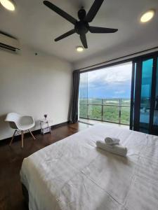 um quarto com uma cama grande e uma ventoinha de tecto em Almas #28-13 - New Almas Suite Cozy em Nusajaya