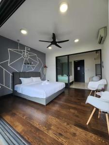 1 dormitorio con 1 cama y ventilador de techo en Almas #28-13 - New Almas Suite Cozy en Nusajaya