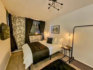 um quarto com uma cama grande e uma janela em Spacious and modern flat in Archway em Londres