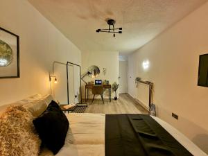 um quarto com uma cama e uma secretária num quarto em Spacious and modern flat in Archway em Londres