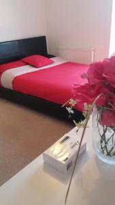 En eller flere senge i et værelse på Excel Stunning 3 Bedrooms