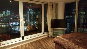 Et tv og/eller underholdning på Excel Stunning 3 Bedrooms