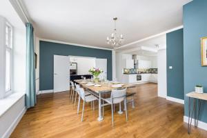 a dining room with a table and chairs at Ascot House Apartment in Hurstpierpoint