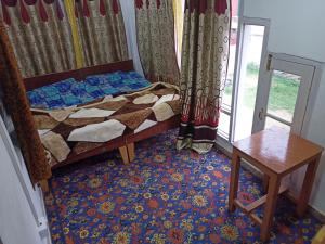 Tempat tidur dalam kamar di Ayra Home Stay