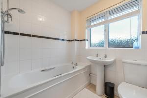 Bourne End的住宿－Stylish Short Term Let - Bucks，带浴缸、盥洗盆和卫生间的浴室