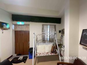 Habitación con 1 cama con toallas en 富貴民宿Full Great B&B包棟名宿, en Changhua City