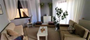 - un salon avec deux canapés et une table dans l'établissement Panos Suite, à Kastoria