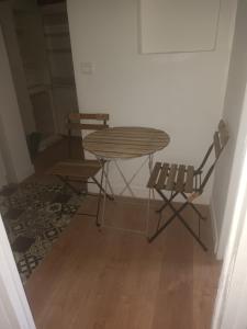 una mesa y dos sillas sentadas al lado de una habitación en Charmant et cosy 4 pcs, en Niza