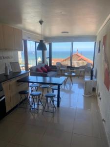 uma cozinha e sala de estar com mesa e cadeiras em Apartamento Quinto Sector em Viña del Mar