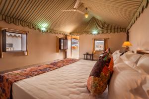 ein Schlafzimmer mit einem großen Bett in einem Zimmer in der Unterkunft Desert Vista Camp in Jaisalmer
