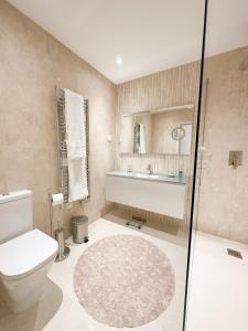 a bathroom with a toilet and a sink at Villa Isobel in Vila Verde +12 photos