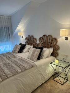 a large bed with a large headboard in a bedroom at Apartamento Platas Centro in Ribadesella