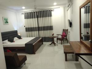 سرير أو أسرّة في غرفة في Hotel Sapid Luck Yala Safari