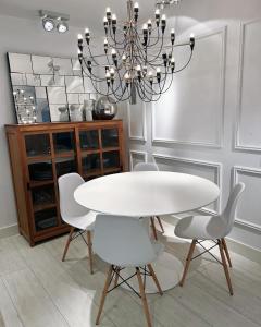 uma sala de jantar com uma mesa branca e cadeiras em Apartamento Platas Centro em Ribadesella