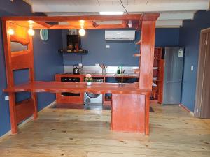 eine Küche mit einem Holztisch im Zimmer in der Unterkunft Aires de Asturias in Puerto Montt