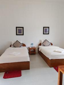Cette chambre comprend 2 lits et une table. dans l'établissement Sanhak Guesthouse 1, à Ban Nahin-Nai (2)
