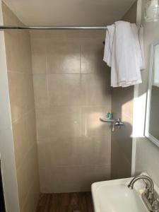 y baño con ducha, aseo y lavamanos. en La Purisima Hotel en La Paz