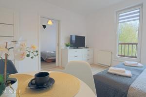 um quarto com uma mesa com uma chávena de café em ul Monte Cassino 16/11 em Świnoujście