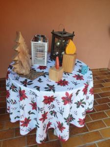 ein Tisch mit einem Weihnachts-Display darüber in der Unterkunft La rocatelle in Andlau