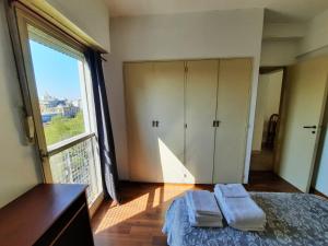 ブエノスアイレスにあるSobre Av Rivadavia con WiFI Luminoso Amplio y comodo deptoのベッドルーム1室(ベッド1台、大きな窓付)