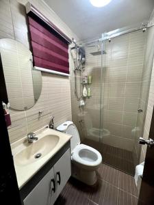 Kylpyhuone majoituspaikassa Tagaytay Hampton Villa - Unwind in a cozy 2 bedroom with pool