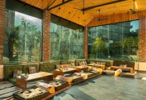 un vestíbulo con sofás y mesas en un edificio en Sailani Lostels, en Rishīkesh
