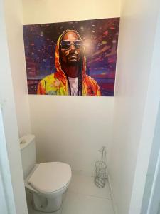 Una foto de un hombre con gafas de sol en un baño. en Élégant Studio proche de Paris et Disneyland, en Villemomble