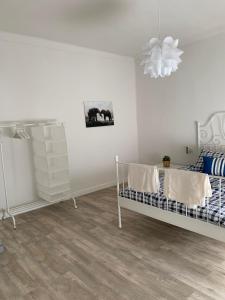 a white room with a bed and a chandelier at Casa Alba 2023 in Lillo