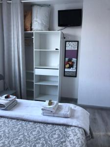 1 dormitorio con 1 cama con toallas en « Chez Annie », en Doué-la-Fontaine