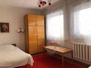 Un dormitorio con una cama, una cómoda y una mesa. en Mary`s villa, en Pärnu