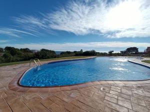 - une grande piscine d'eau bleue dans la cour dans l'établissement Apartamento con solárium en Marina Sant Jordi (MSJ81), à Calafat