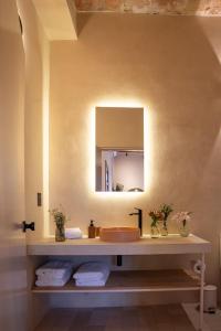 un baño con lavabo y espejo en Casa Maka, en San Luis Potosí 82 fotos más