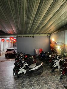 eine Gruppe von Motorrädern, die in einer Garage geparkt sind in der Unterkunft Manh Phat Guesthouse - Nhà Nghỉ Mạnh Phát in Cần Thơ