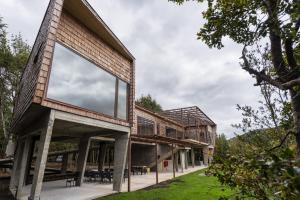 チョンチにあるCasas Martín Pescador, Lago Huillinco, Chiloeの大きな窓のある建物