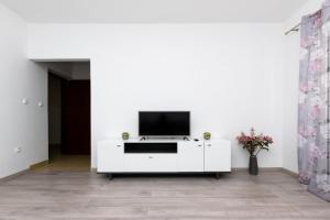ロパールにあるApartments Marija & Linoの白い壁の白いリビングルーム(テレビ付)