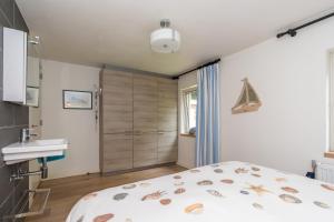 a bedroom with a bed and a sink at Zoomgronden Renesse in Renesse