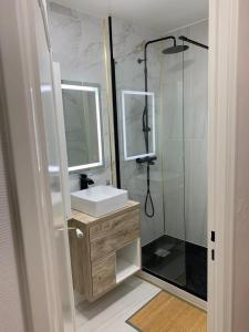 Et badeværelse på APPARTEMENT RECENT 3 CHAMBRES