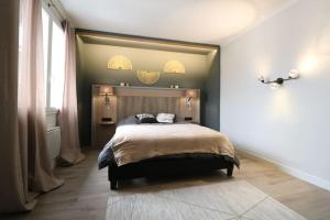 een slaapkamer met een bed met een spiegel erboven bij LA LOGGIA DE LA SALAMANDRE (DANS SARLAT) in Sarlat-la-Canéda