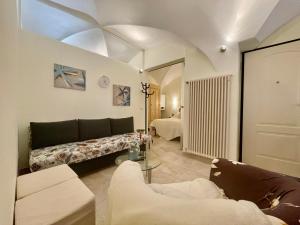 - un salon avec un canapé et un lit dans l'établissement [100m dal Mare] Nel Cuore del Paese -CentroStorico, à Pietra Ligure