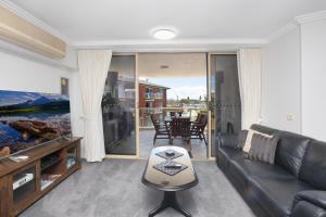 - un salon avec un canapé et une table dans l'établissement Riviera 203, à Port Macquarie