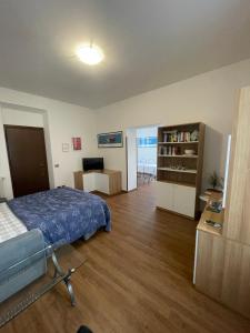 Pokój szpitalny z łóżkiem i salonem w obiekcie L'Angelo w mieście Stresa
