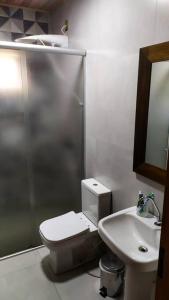 een badkamer met een douche, een toilet en een wastafel bij Casa para Alugar para Show Rural Cascavel 2024 in Cascavel