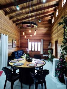 Casa para Alugar para Show Rural Cascavel 2024 في كاسكافيل: غرفة مع طاولة وكراسي في غرفة معيشة