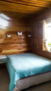 Casa para Alugar para Show Rural Cascavel 2024 في كاسكافيل: غرفة نوم بسرير وجدار خشبي
