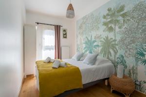 ヴィルールバンヌにあるMAISON STELLAのベッドルーム1室(大型ベッド1台、黄色い毛布付)