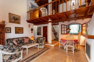 a living room with a couch and a table at Le jardin de Teresa in Algoz