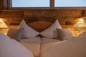 un sofá con almohadas en una habitación en Urhof Chalet, en Liesing