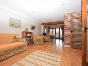 un soggiorno con divano e muro di mattoni di 1 Bed in Colchester 58576 