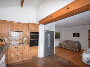 una cucina con armadi in legno e un divano di 1 Bed in Colchester 58576 