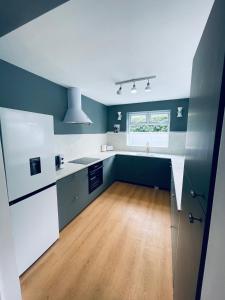 Кухня или мини-кухня в Stunning house in Anfield, whole house

